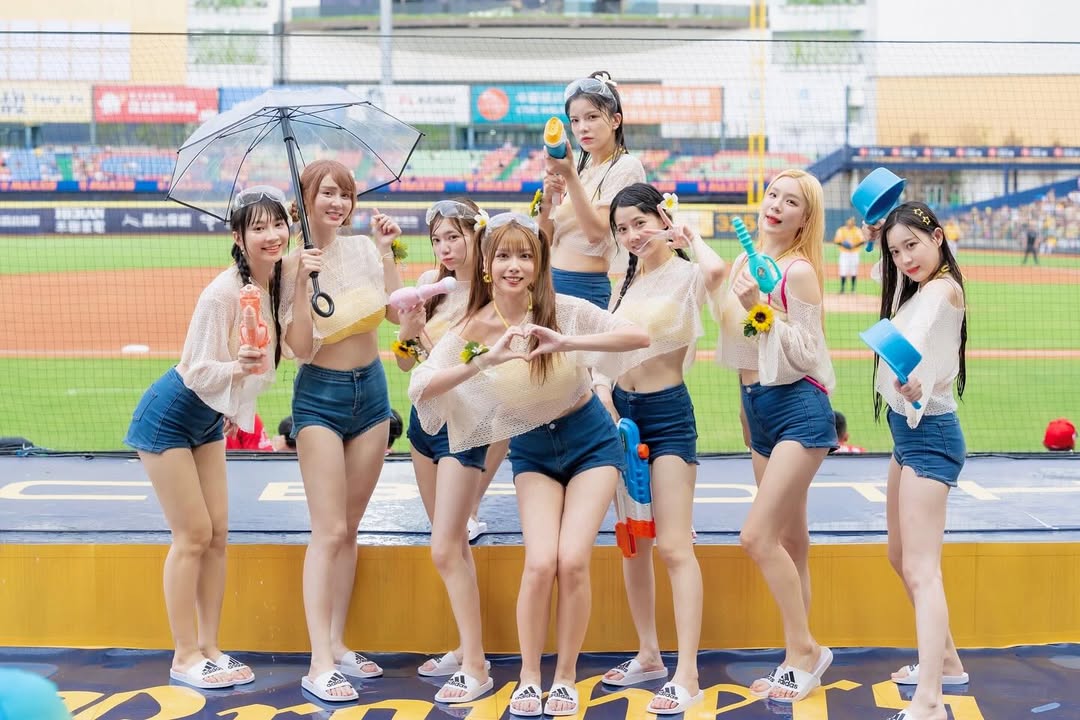  热浪来袭,职棒,兄弟队,凉水祭,拉拉队双眼通红,网怒了, 洲际球场