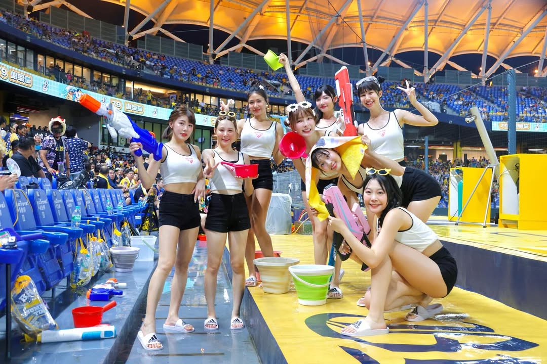  热浪来袭,职棒,兄弟队,凉水祭,拉拉队双眼通红,网怒了, 洲际球场