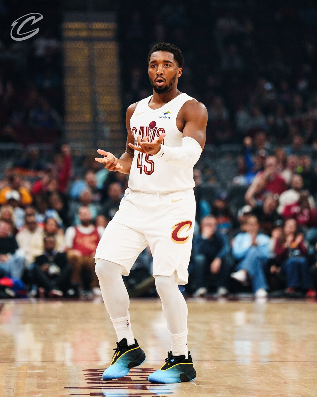 NBA 季前赛，克利夫兰骑士对阵底特律活塞。半场骑士62-57活塞，最终骑士118-100活塞。克利夫兰骑士米切尔17分2板3助，艾伦15分6板2助；底特律活塞托拜厄斯-哈里斯19分5板1助，丹尼斯-詹金斯19分2板6助。