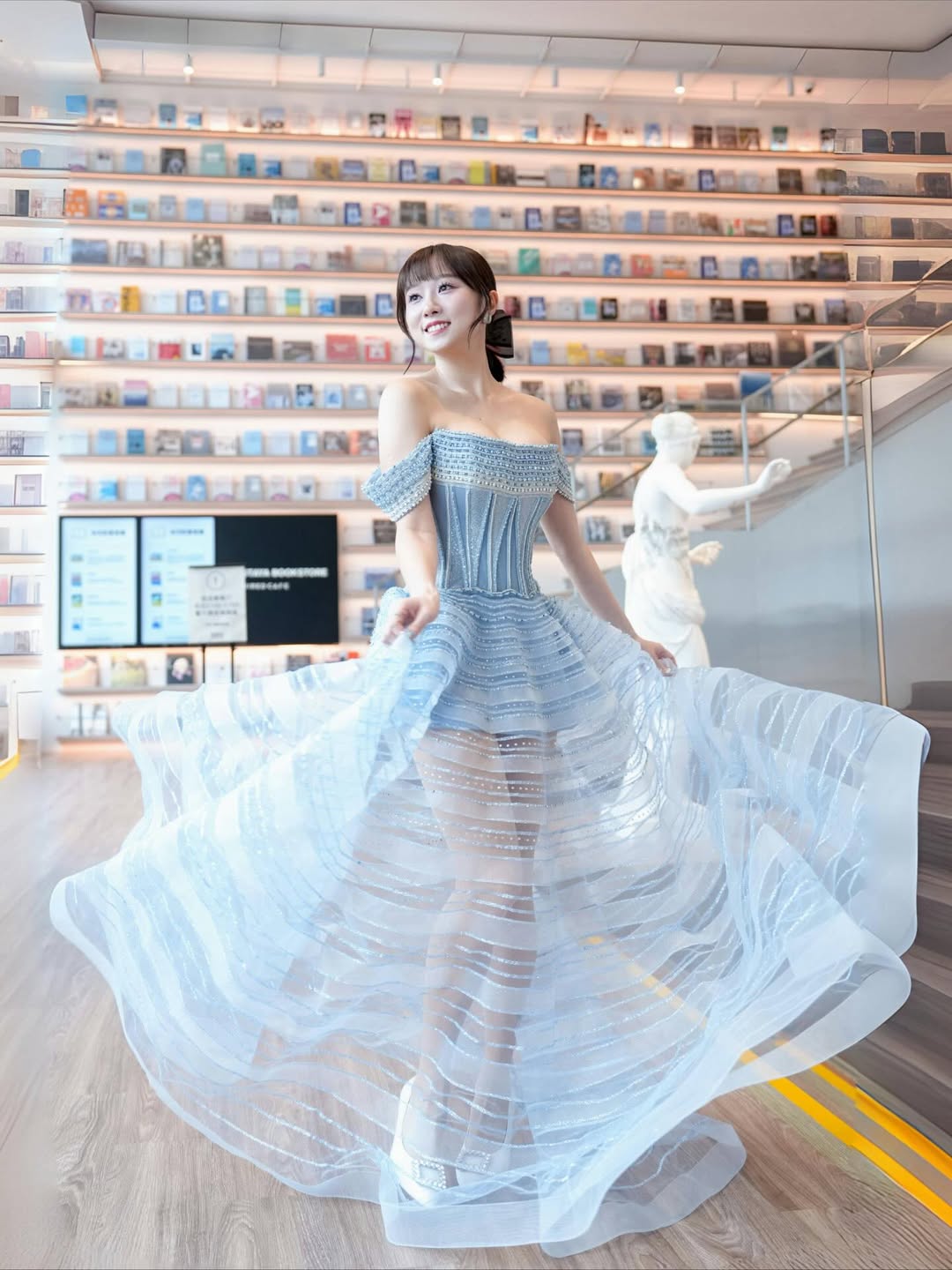 统一狮拉拉队「纯欲女神」斐棋多才多艺,能甜美也能性感,对自己的身材充满自信心。推出个人首本写真书《一棋一会》。