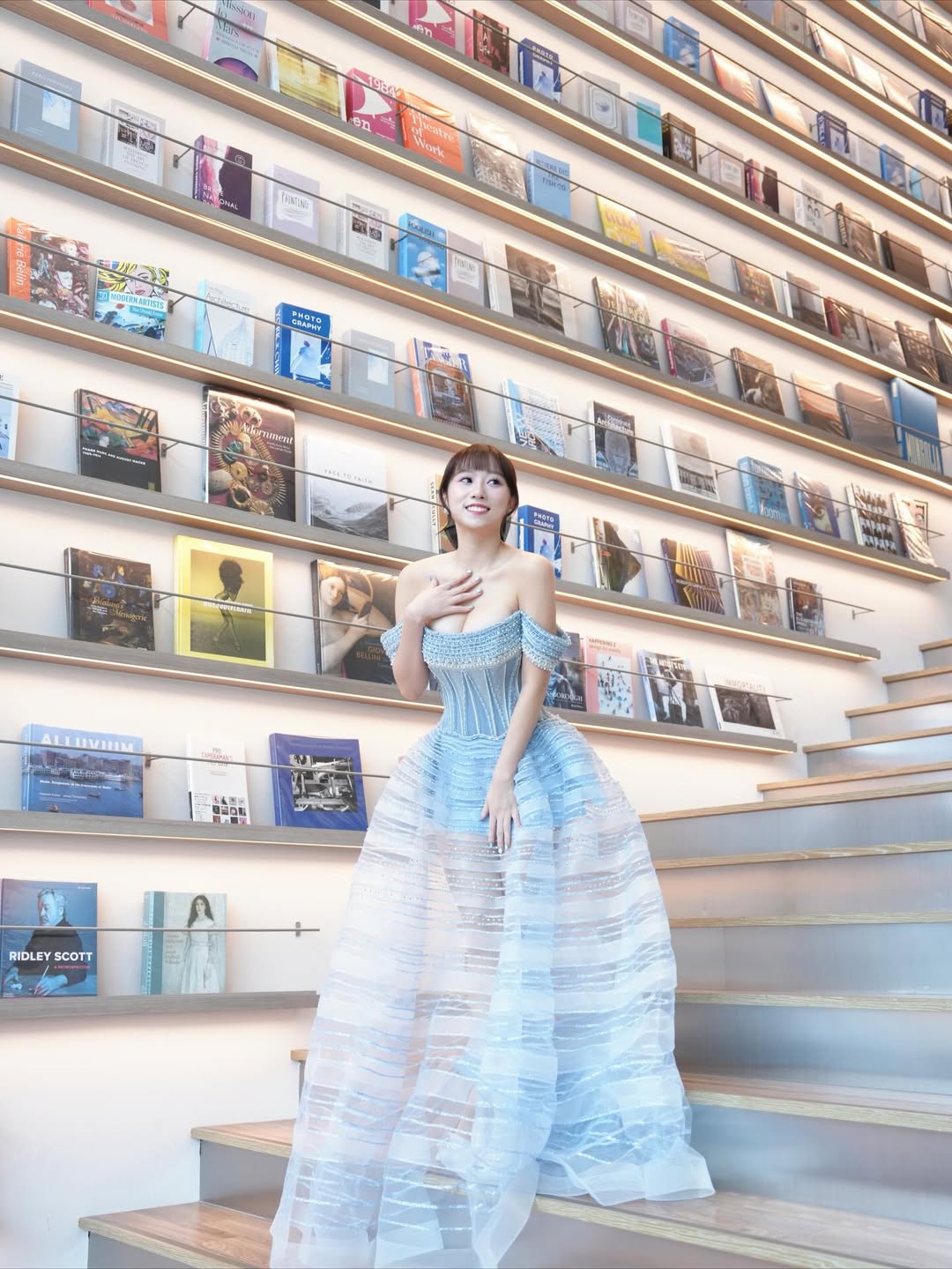 统一狮拉拉队「纯欲女神」斐棋多才多艺,能甜美也能性感,对自己的身材充满自信心。推出个人首本写真书《一棋一会》。