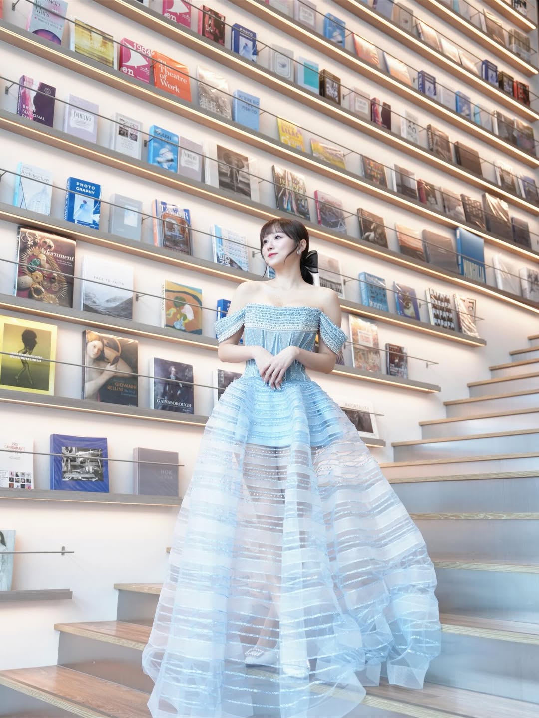 统一狮拉拉队「纯欲女神」斐棋多才多艺,能甜美也能性感,对自己的身材充满自信心。推出个人首本写真书《一棋一会》。