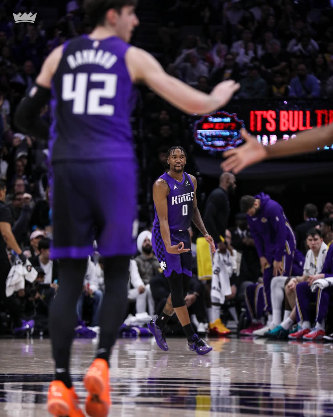 NBA常规赛继续进行，洛杉矶湖人队客场以112-124不敌萨克拉门托国王队，遭遇三连败。  本场比赛，湖人开局顺利，打出19-10的强势开局。 然而，当阵容进入轮换阶段后，球队攻防两端突然断电，被对手打出一波9-22的攻势。 首节战罢，湖人反而以28-32落后4分。 随着时间的推移，国王逐渐找回状态，开始发力，凭借一波进攻将比分追平并反超4分。此后，湖人及时调整，缩小了分差，第一节结束时，国王以32-28领先。 次节，开局阶段，国王延续了手感不佳的状态，双方的分差缩小至3分。但随着比赛的进行，国王找到了节奏，一波进攻打出16分的优势。尽管湖人在小节后段奋起直追，但也无法阻挡国王的进攻，本节结束时，国王以61-54继续领先。  易边再战，国王迅速进入状态，发起一波进攻打出20分的优势。虽然湖人努力缩小差距，但至本节末段，国王依然保持着领先的优势。此节比赛中，国王的威斯布鲁克斩获13分，其中包括3记三分，而湖人的东契奇也贡献了14分。第三节结束时，国王以95-83继续领先。  末节，国王在开局阶段的手感依然不佳，双方分差缩小至7分。随着比赛的推进，国王逐渐找回状态，迅速打出18分的优势。  尽管湖人在小节后段继续追赶，但未能逆转局势，最终国王以124-112赢下比赛。  此役失利后，湖人连败场次增至三场，球队急需调整状态以应对接下来的赛程。  东契奇，投篮25中16，三分9中2，罚球8中8，他轰下了42分7篮板8助攻4抢断4失误。今天东契奇的表现没得说，他几乎是以一己之力撑着湖人，当他下场时，湖人可以说是不会打球了。而他身边的这些帮手也不够给力，东契奇愣是靠着一次次一个人打两三个人，打出了顶级的效率。而且他防守端几次判断也很准确，如果这个时候还盯着东契奇偶尔的几次漏人，这确实说不过去，他的体能已经在进攻端消耗殆尽了。  詹姆斯，投篮17中8，三分5中0，罚球6中6，他砍下了22分4篮板3助攻1抢断3失误。今天詹姆斯的表现只能说是中规中矩，他除了开场表现高效之外，剩下的时间影响力很一般。一方面本场比赛詹姆斯外线手感全无，大空位瞄了好几秒的那种球都投不进。另一方面，詹姆斯单独带队的时候，他确实没什么办法。虽然他已经41了，但毕竟詹姆斯拿着超过5000万美元的薪水，他需要承担起队内第一高薪的职责。  双方比分及数据： 单节比分：28-32、26-29、29-34、29-29（湖人在前）。 湖人（23-14）：东契奇42分7板8助4断、詹姆斯22分4板3助、艾顿13分13板1助2帽、海斯12分5板1助、文森特9分1助、布朗尼6分、克内克特5分2板1助、拉拉维亚2分2板3助、斯玛特1分2板2助2断、范德比尔特4板、克莱伯1助；  国王（10-30）：德罗赞32分2板6助3断、蒙克26分1板8助、威斯布鲁克22分5板7助、拉文19分4板1助、雷诺11分4板1助、阿丘瓦9分7板2帽、埃利斯3分、考德威尔2分7板、克利福德2板。  双方首发： 湖人：卢卡-东契奇、勒布朗-詹姆斯、德安德烈-艾顿、杰克-拉拉维亚、马库斯-斯马特；  国王：德马尔-德罗赞、拉塞尔-威斯布鲁克、扎克-拉文、马克西姆-雷诺、普雷希乌斯-阿丘瓦。