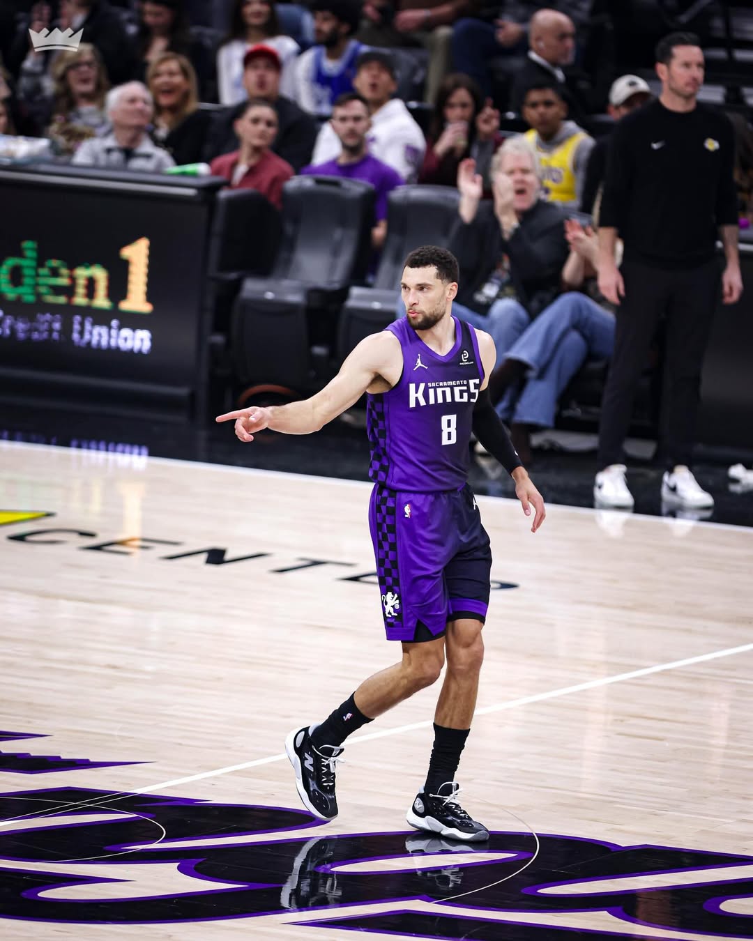 NBA常规赛继续进行，洛杉矶湖人队客场以112-124不敌萨克拉门托国王队，遭遇三连败。  本场比赛，湖人开局顺利，打出19-10的强势开局。 然而，当阵容进入轮换阶段后，球队攻防两端突然断电，被对手打出一波9-22的攻势。 首节战罢，湖人反而以28-32落后4分。 随着时间的推移，国王逐渐找回状态，开始发力，凭借一波进攻将比分追平并反超4分。此后，湖人及时调整，缩小了分差，第一节结束时，国王以32-28领先。 次节，开局阶段，国王延续了手感不佳的状态，双方的分差缩小至3分。但随着比赛的进行，国王找到了节奏，一波进攻打出16分的优势。尽管湖人在小节后段奋起直追，但也无法阻挡国王的进攻，本节结束时，国王以61-54继续领先。  易边再战，国王迅速进入状态，发起一波进攻打出20分的优势。虽然湖人努力缩小差距，但至本节末段，国王依然保持着领先的优势。此节比赛中，国王的威斯布鲁克斩获13分，其中包括3记三分，而湖人的东契奇也贡献了14分。第三节结束时，国王以95-83继续领先。  末节，国王在开局阶段的手感依然不佳，双方分差缩小至7分。随着比赛的推进，国王逐渐找回状态，迅速打出18分的优势。  尽管湖人在小节后段继续追赶，但未能逆转局势，最终国王以124-112赢下比赛。  此役失利后，湖人连败场次增至三场，球队急需调整状态以应对接下来的赛程。  东契奇，投篮25中16，三分9中2，罚球8中8，他轰下了42分7篮板8助攻4抢断4失误。今天东契奇的表现没得说，他几乎是以一己之力撑着湖人，当他下场时，湖人可以说是不会打球了。而他身边的这些帮手也不够给力，东契奇愣是靠着一次次一个人打两三个人，打出了顶级的效率。而且他防守端几次判断也很准确，如果这个时候还盯着东契奇偶尔的几次漏人，这确实说不过去，他的体能已经在进攻端消耗殆尽了。  詹姆斯，投篮17中8，三分5中0，罚球6中6，他砍下了22分4篮板3助攻1抢断3失误。今天詹姆斯的表现只能说是中规中矩，他除了开场表现高效之外，剩下的时间影响力很一般。一方面本场比赛詹姆斯外线手感全无，大空位瞄了好几秒的那种球都投不进。另一方面，詹姆斯单独带队的时候，他确实没什么办法。虽然他已经41了，但毕竟詹姆斯拿着超过5000万美元的薪水，他需要承担起队内第一高薪的职责。  双方比分及数据： 单节比分：28-32、26-29、29-34、29-29（湖人在前）。 湖人（23-14）：东契奇42分7板8助4断、詹姆斯22分4板3助、艾顿13分13板1助2帽、海斯12分5板1助、文森特9分1助、布朗尼6分、克内克特5分2板1助、拉拉维亚2分2板3助、斯玛特1分2板2助2断、范德比尔特4板、克莱伯1助；  国王（10-30）：德罗赞32分2板6助3断、蒙克26分1板8助、威斯布鲁克22分5板7助、拉文19分4板1助、雷诺11分4板1助、阿丘瓦9分7板2帽、埃利斯3分、考德威尔2分7板、克利福德2板。  双方首发： 湖人：卢卡-东契奇、勒布朗-詹姆斯、德安德烈-艾顿、杰克-拉拉维亚、马库斯-斯马特；  国王：德马尔-德罗赞、拉塞尔-威斯布鲁克、扎克-拉文、马克西姆-雷诺、普雷希乌斯-阿丘瓦。