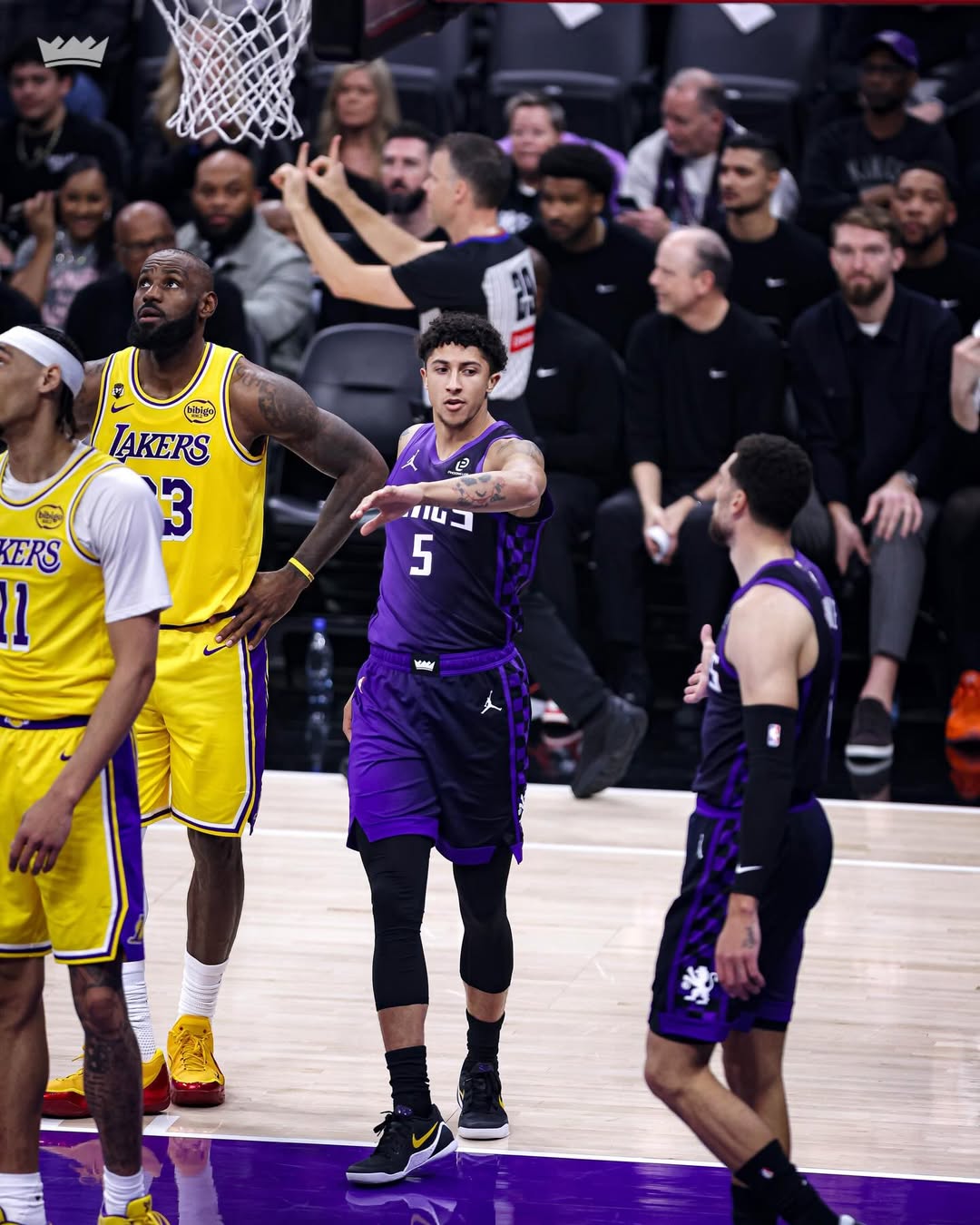 NBA常规赛继续进行，洛杉矶湖人队客场以112-124不敌萨克拉门托国王队，遭遇三连败。  本场比赛，湖人开局顺利，打出19-10的强势开局。 然而，当阵容进入轮换阶段后，球队攻防两端突然断电，被对手打出一波9-22的攻势。 首节战罢，湖人反而以28-32落后4分。 随着时间的推移，国王逐渐找回状态，开始发力，凭借一波进攻将比分追平并反超4分。此后，湖人及时调整，缩小了分差，第一节结束时，国王以32-28领先。 次节，开局阶段，国王延续了手感不佳的状态，双方的分差缩小至3分。但随着比赛的进行，国王找到了节奏，一波进攻打出16分的优势。尽管湖人在小节后段奋起直追，但也无法阻挡国王的进攻，本节结束时，国王以61-54继续领先。  易边再战，国王迅速进入状态，发起一波进攻打出20分的优势。虽然湖人努力缩小差距，但至本节末段，国王依然保持着领先的优势。此节比赛中，国王的威斯布鲁克斩获13分，其中包括3记三分，而湖人的东契奇也贡献了14分。第三节结束时，国王以95-83继续领先。  末节，国王在开局阶段的手感依然不佳，双方分差缩小至7分。随着比赛的推进，国王逐渐找回状态，迅速打出18分的优势。  尽管湖人在小节后段继续追赶，但未能逆转局势，最终国王以124-112赢下比赛。  此役失利后，湖人连败场次增至三场，球队急需调整状态以应对接下来的赛程。  东契奇，投篮25中16，三分9中2，罚球8中8，他轰下了42分7篮板8助攻4抢断4失误。今天东契奇的表现没得说，他几乎是以一己之力撑着湖人，当他下场时，湖人可以说是不会打球了。而他身边的这些帮手也不够给力，东契奇愣是靠着一次次一个人打两三个人，打出了顶级的效率。而且他防守端几次判断也很准确，如果这个时候还盯着东契奇偶尔的几次漏人，这确实说不过去，他的体能已经在进攻端消耗殆尽了。  詹姆斯，投篮17中8，三分5中0，罚球6中6，他砍下了22分4篮板3助攻1抢断3失误。今天詹姆斯的表现只能说是中规中矩，他除了开场表现高效之外，剩下的时间影响力很一般。一方面本场比赛詹姆斯外线手感全无，大空位瞄了好几秒的那种球都投不进。另一方面，詹姆斯单独带队的时候，他确实没什么办法。虽然他已经41了，但毕竟詹姆斯拿着超过5000万美元的薪水，他需要承担起队内第一高薪的职责。  双方比分及数据： 单节比分：28-32、26-29、29-34、29-29（湖人在前）。 湖人（23-14）：东契奇42分7板8助4断、詹姆斯22分4板3助、艾顿13分13板1助2帽、海斯12分5板1助、文森特9分1助、布朗尼6分、克内克特5分2板1助、拉拉维亚2分2板3助、斯玛特1分2板2助2断、范德比尔特4板、克莱伯1助；  国王（10-30）：德罗赞32分2板6助3断、蒙克26分1板8助、威斯布鲁克22分5板7助、拉文19分4板1助、雷诺11分4板1助、阿丘瓦9分7板2帽、埃利斯3分、考德威尔2分7板、克利福德2板。  双方首发： 湖人：卢卡-东契奇、勒布朗-詹姆斯、德安德烈-艾顿、杰克-拉拉维亚、马库斯-斯马特；  国王：德马尔-德罗赞、拉塞尔-威斯布鲁克、扎克-拉文、马克西姆-雷诺、普雷希乌斯-阿丘瓦。