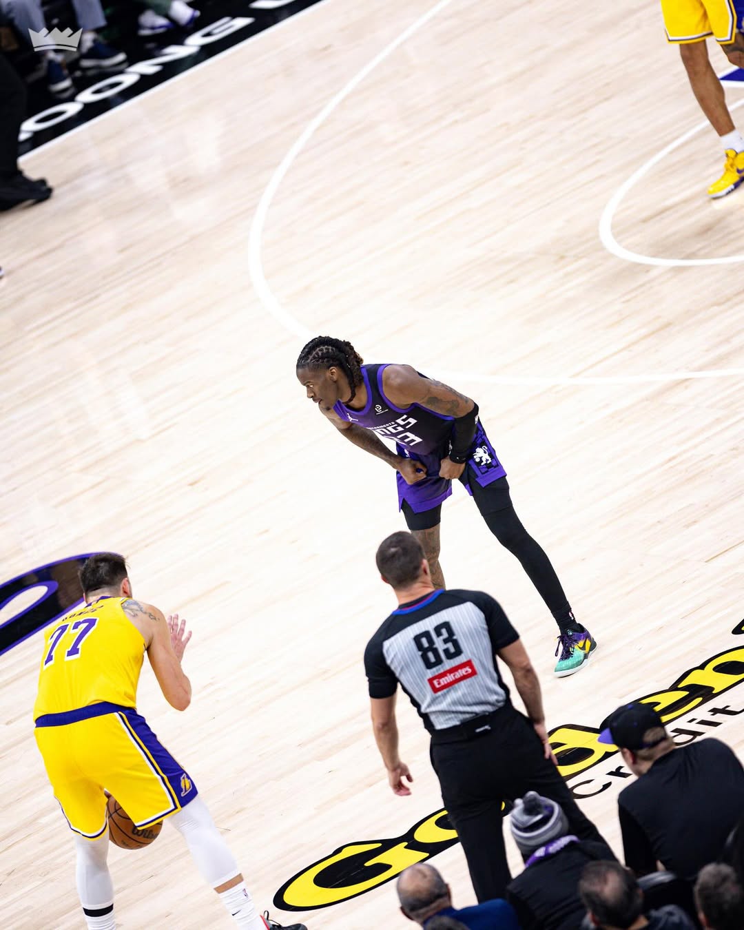 NBA常规赛继续进行，洛杉矶湖人队客场以112-124不敌萨克拉门托国王队，遭遇三连败。  本场比赛，湖人开局顺利，打出19-10的强势开局。 然而，当阵容进入轮换阶段后，球队攻防两端突然断电，被对手打出一波9-22的攻势。 首节战罢，湖人反而以28-32落后4分。 随着时间的推移，国王逐渐找回状态，开始发力，凭借一波进攻将比分追平并反超4分。此后，湖人及时调整，缩小了分差，第一节结束时，国王以32-28领先。 次节，开局阶段，国王延续了手感不佳的状态，双方的分差缩小至3分。但随着比赛的进行，国王找到了节奏，一波进攻打出16分的优势。尽管湖人在小节后段奋起直追，但也无法阻挡国王的进攻，本节结束时，国王以61-54继续领先。  易边再战，国王迅速进入状态，发起一波进攻打出20分的优势。虽然湖人努力缩小差距，但至本节末段，国王依然保持着领先的优势。此节比赛中，国王的威斯布鲁克斩获13分，其中包括3记三分，而湖人的东契奇也贡献了14分。第三节结束时，国王以95-83继续领先。  末节，国王在开局阶段的手感依然不佳，双方分差缩小至7分。随着比赛的推进，国王逐渐找回状态，迅速打出18分的优势。  尽管湖人在小节后段继续追赶，但未能逆转局势，最终国王以124-112赢下比赛。  此役失利后，湖人连败场次增至三场，球队急需调整状态以应对接下来的赛程。  东契奇，投篮25中16，三分9中2，罚球8中8，他轰下了42分7篮板8助攻4抢断4失误。今天东契奇的表现没得说，他几乎是以一己之力撑着湖人，当他下场时，湖人可以说是不会打球了。而他身边的这些帮手也不够给力，东契奇愣是靠着一次次一个人打两三个人，打出了顶级的效率。而且他防守端几次判断也很准确，如果这个时候还盯着东契奇偶尔的几次漏人，这确实说不过去，他的体能已经在进攻端消耗殆尽了。  詹姆斯，投篮17中8，三分5中0，罚球6中6，他砍下了22分4篮板3助攻1抢断3失误。今天詹姆斯的表现只能说是中规中矩，他除了开场表现高效之外，剩下的时间影响力很一般。一方面本场比赛詹姆斯外线手感全无，大空位瞄了好几秒的那种球都投不进。另一方面，詹姆斯单独带队的时候，他确实没什么办法。虽然他已经41了，但毕竟詹姆斯拿着超过5000万美元的薪水，他需要承担起队内第一高薪的职责。  双方比分及数据： 单节比分：28-32、26-29、29-34、29-29（湖人在前）。 湖人（23-14）：东契奇42分7板8助4断、詹姆斯22分4板3助、艾顿13分13板1助2帽、海斯12分5板1助、文森特9分1助、布朗尼6分、克内克特5分2板1助、拉拉维亚2分2板3助、斯玛特1分2板2助2断、范德比尔特4板、克莱伯1助；  国王（10-30）：德罗赞32分2板6助3断、蒙克26分1板8助、威斯布鲁克22分5板7助、拉文19分4板1助、雷诺11分4板1助、阿丘瓦9分7板2帽、埃利斯3分、考德威尔2分7板、克利福德2板。  双方首发： 湖人：卢卡-东契奇、勒布朗-詹姆斯、德安德烈-艾顿、杰克-拉拉维亚、马库斯-斯马特；  国王：德马尔-德罗赞、拉塞尔-威斯布鲁克、扎克-拉文、马克西姆-雷诺、普雷希乌斯-阿丘瓦。