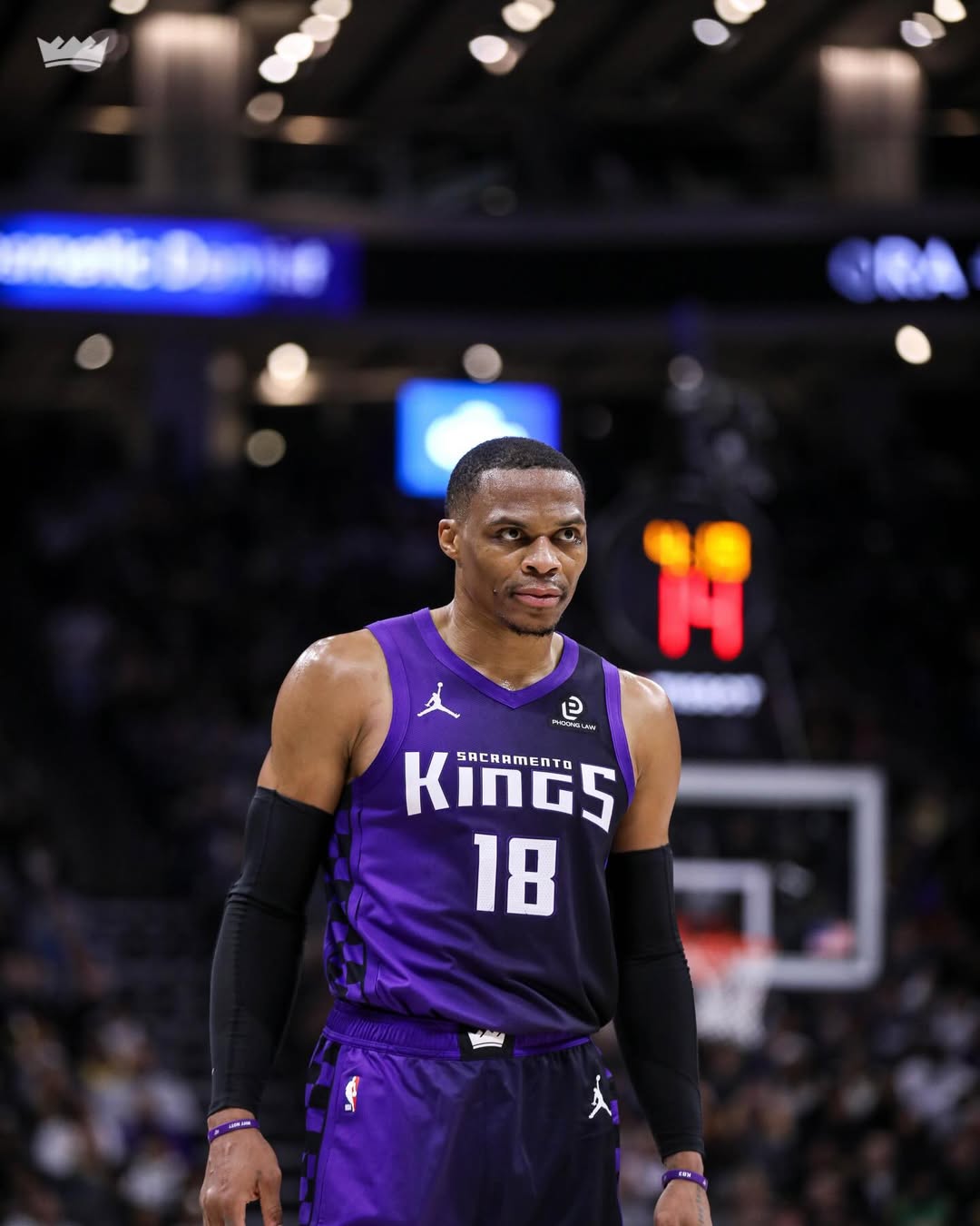 NBA常规赛继续进行，洛杉矶湖人队客场以112-124不敌萨克拉门托国王队，遭遇三连败。  本场比赛，湖人开局顺利，打出19-10的强势开局。 然而，当阵容进入轮换阶段后，球队攻防两端突然断电，被对手打出一波9-22的攻势。 首节战罢，湖人反而以28-32落后4分。 随着时间的推移，国王逐渐找回状态，开始发力，凭借一波进攻将比分追平并反超4分。此后，湖人及时调整，缩小了分差，第一节结束时，国王以32-28领先。 次节，开局阶段，国王延续了手感不佳的状态，双方的分差缩小至3分。但随着比赛的进行，国王找到了节奏，一波进攻打出16分的优势。尽管湖人在小节后段奋起直追，但也无法阻挡国王的进攻，本节结束时，国王以61-54继续领先。  易边再战，国王迅速进入状态，发起一波进攻打出20分的优势。虽然湖人努力缩小差距，但至本节末段，国王依然保持着领先的优势。此节比赛中，国王的威斯布鲁克斩获13分，其中包括3记三分，而湖人的东契奇也贡献了14分。第三节结束时，国王以95-83继续领先。  末节，国王在开局阶段的手感依然不佳，双方分差缩小至7分。随着比赛的推进，国王逐渐找回状态，迅速打出18分的优势。  尽管湖人在小节后段继续追赶，但未能逆转局势，最终国王以124-112赢下比赛。  此役失利后，湖人连败场次增至三场，球队急需调整状态以应对接下来的赛程。  东契奇，投篮25中16，三分9中2，罚球8中8，他轰下了42分7篮板8助攻4抢断4失误。今天东契奇的表现没得说，他几乎是以一己之力撑着湖人，当他下场时，湖人可以说是不会打球了。而他身边的这些帮手也不够给力，东契奇愣是靠着一次次一个人打两三个人，打出了顶级的效率。而且他防守端几次判断也很准确，如果这个时候还盯着东契奇偶尔的几次漏人，这确实说不过去，他的体能已经在进攻端消耗殆尽了。  詹姆斯，投篮17中8，三分5中0，罚球6中6，他砍下了22分4篮板3助攻1抢断3失误。今天詹姆斯的表现只能说是中规中矩，他除了开场表现高效之外，剩下的时间影响力很一般。一方面本场比赛詹姆斯外线手感全无，大空位瞄了好几秒的那种球都投不进。另一方面，詹姆斯单独带队的时候，他确实没什么办法。虽然他已经41了，但毕竟詹姆斯拿着超过5000万美元的薪水，他需要承担起队内第一高薪的职责。  双方比分及数据： 单节比分：28-32、26-29、29-34、29-29（湖人在前）。 湖人（23-14）：东契奇42分7板8助4断、詹姆斯22分4板3助、艾顿13分13板1助2帽、海斯12分5板1助、文森特9分1助、布朗尼6分、克内克特5分2板1助、拉拉维亚2分2板3助、斯玛特1分2板2助2断、范德比尔特4板、克莱伯1助；  国王（10-30）：德罗赞32分2板6助3断、蒙克26分1板8助、威斯布鲁克22分5板7助、拉文19分4板1助、雷诺11分4板1助、阿丘瓦9分7板2帽、埃利斯3分、考德威尔2分7板、克利福德2板。  双方首发： 湖人：卢卡-东契奇、勒布朗-詹姆斯、德安德烈-艾顿、杰克-拉拉维亚、马库斯-斯马特；  国王：德马尔-德罗赞、拉塞尔-威斯布鲁克、扎克-拉文、马克西姆-雷诺、普雷希乌斯-阿丘瓦。