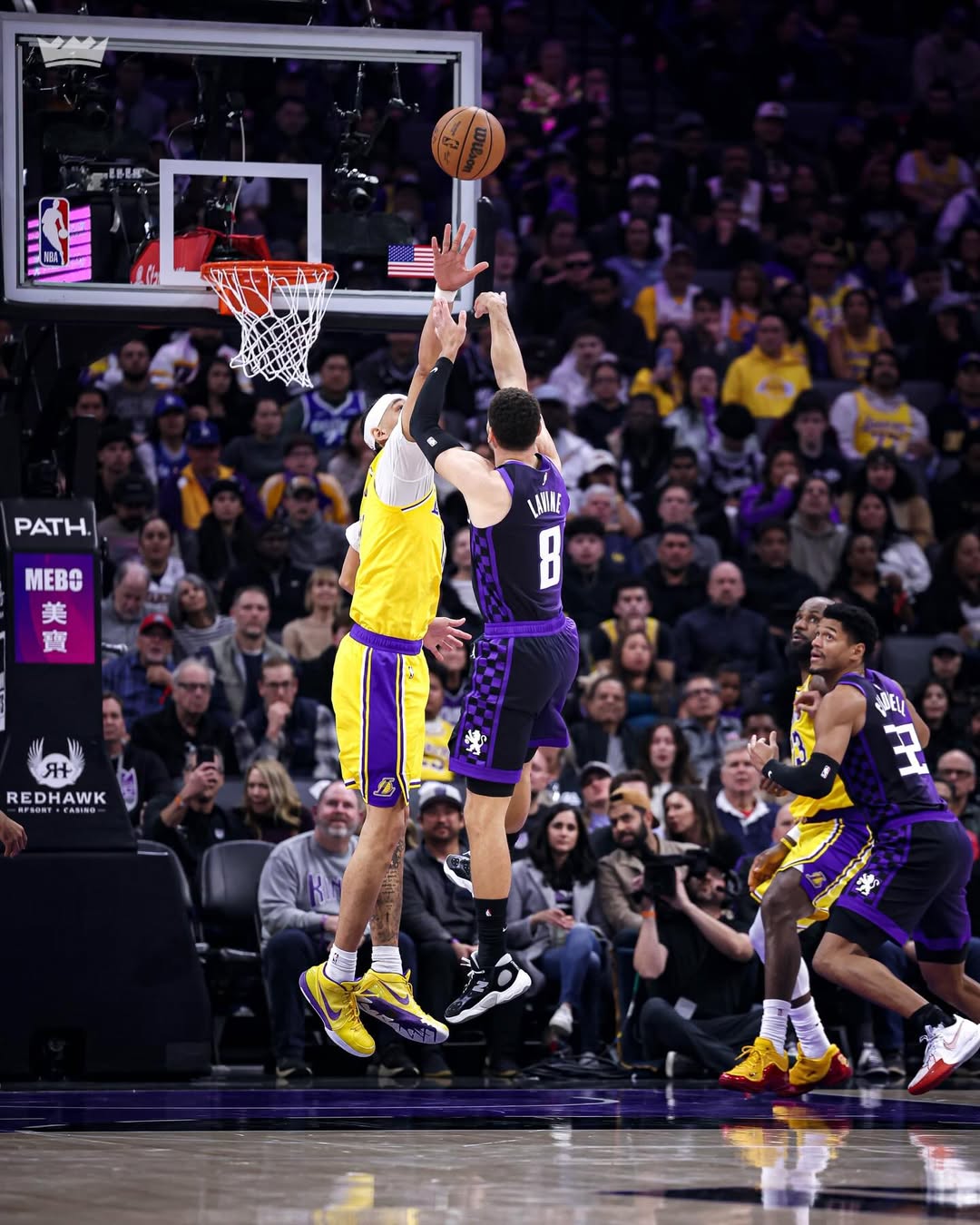 NBA常规赛继续进行，洛杉矶湖人队客场以112-124不敌萨克拉门托国王队，遭遇三连败。  本场比赛，湖人开局顺利，打出19-10的强势开局。 然而，当阵容进入轮换阶段后，球队攻防两端突然断电，被对手打出一波9-22的攻势。 首节战罢，湖人反而以28-32落后4分。 随着时间的推移，国王逐渐找回状态，开始发力，凭借一波进攻将比分追平并反超4分。此后，湖人及时调整，缩小了分差，第一节结束时，国王以32-28领先。 次节，开局阶段，国王延续了手感不佳的状态，双方的分差缩小至3分。但随着比赛的进行，国王找到了节奏，一波进攻打出16分的优势。尽管湖人在小节后段奋起直追，但也无法阻挡国王的进攻，本节结束时，国王以61-54继续领先。  易边再战，国王迅速进入状态，发起一波进攻打出20分的优势。虽然湖人努力缩小差距，但至本节末段，国王依然保持着领先的优势。此节比赛中，国王的威斯布鲁克斩获13分，其中包括3记三分，而湖人的东契奇也贡献了14分。第三节结束时，国王以95-83继续领先。  末节，国王在开局阶段的手感依然不佳，双方分差缩小至7分。随着比赛的推进，国王逐渐找回状态，迅速打出18分的优势。  尽管湖人在小节后段继续追赶，但未能逆转局势，最终国王以124-112赢下比赛。  此役失利后，湖人连败场次增至三场，球队急需调整状态以应对接下来的赛程。  东契奇，投篮25中16，三分9中2，罚球8中8，他轰下了42分7篮板8助攻4抢断4失误。今天东契奇的表现没得说，他几乎是以一己之力撑着湖人，当他下场时，湖人可以说是不会打球了。而他身边的这些帮手也不够给力，东契奇愣是靠着一次次一个人打两三个人，打出了顶级的效率。而且他防守端几次判断也很准确，如果这个时候还盯着东契奇偶尔的几次漏人，这确实说不过去，他的体能已经在进攻端消耗殆尽了。  詹姆斯，投篮17中8，三分5中0，罚球6中6，他砍下了22分4篮板3助攻1抢断3失误。今天詹姆斯的表现只能说是中规中矩，他除了开场表现高效之外，剩下的时间影响力很一般。一方面本场比赛詹姆斯外线手感全无，大空位瞄了好几秒的那种球都投不进。另一方面，詹姆斯单独带队的时候，他确实没什么办法。虽然他已经41了，但毕竟詹姆斯拿着超过5000万美元的薪水，他需要承担起队内第一高薪的职责。  双方比分及数据： 单节比分：28-32、26-29、29-34、29-29（湖人在前）。 湖人（23-14）：东契奇42分7板8助4断、詹姆斯22分4板3助、艾顿13分13板1助2帽、海斯12分5板1助、文森特9分1助、布朗尼6分、克内克特5分2板1助、拉拉维亚2分2板3助、斯玛特1分2板2助2断、范德比尔特4板、克莱伯1助；  国王（10-30）：德罗赞32分2板6助3断、蒙克26分1板8助、威斯布鲁克22分5板7助、拉文19分4板1助、雷诺11分4板1助、阿丘瓦9分7板2帽、埃利斯3分、考德威尔2分7板、克利福德2板。  双方首发： 湖人：卢卡-东契奇、勒布朗-詹姆斯、德安德烈-艾顿、杰克-拉拉维亚、马库斯-斯马特；  国王：德马尔-德罗赞、拉塞尔-威斯布鲁克、扎克-拉文、马克西姆-雷诺、普雷希乌斯-阿丘瓦。
