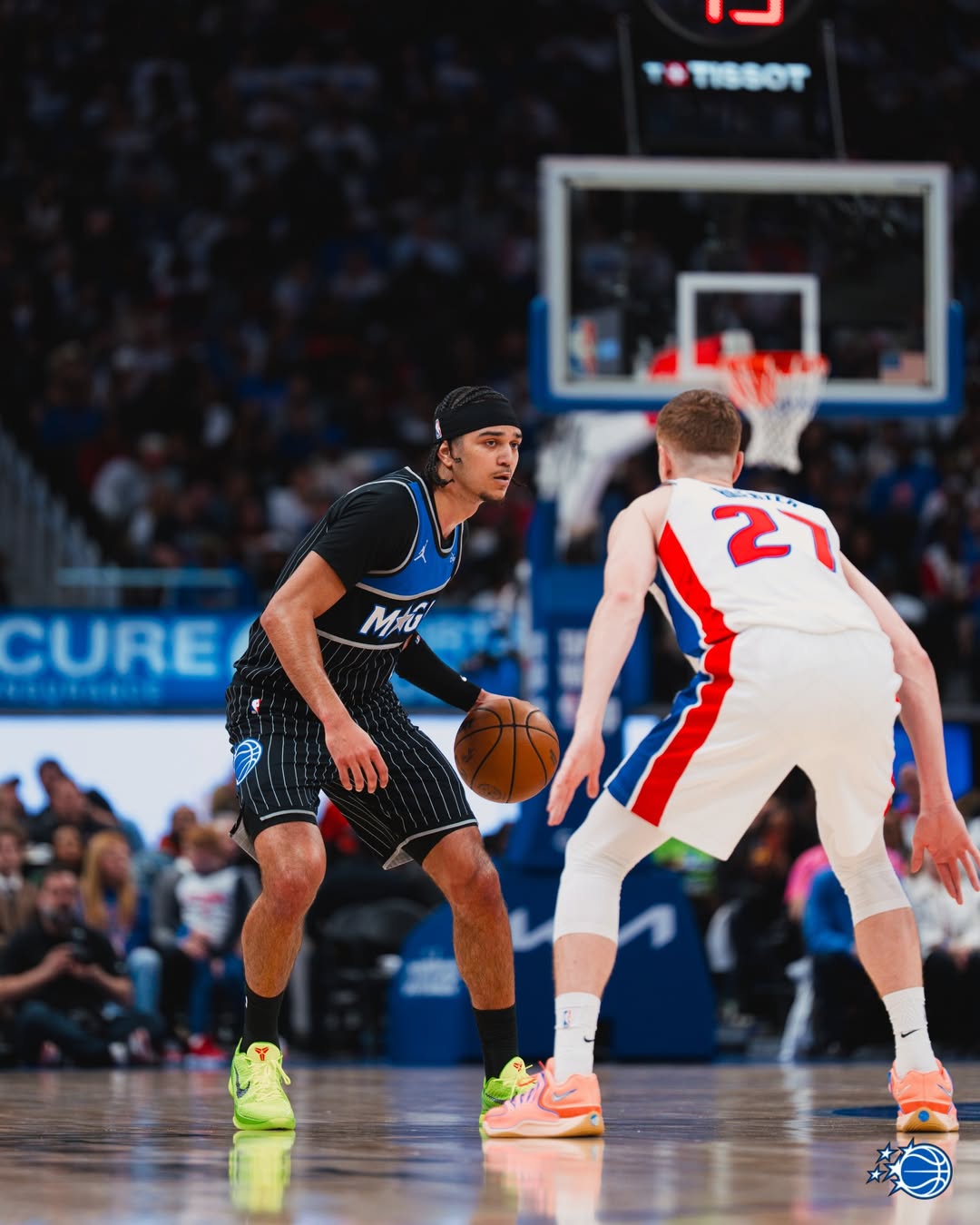 2025-26赛季NBA季后赛正式开打，东部首轮迎来头号种子底特律活塞对阵八号种子奥兰多魔术队的比赛。让人意外的是，魔术队原本被看作东部4-5号种子级别的强队，最终却变成了8号种子和1号种子的悬殊对决，确实让人唏嘘。 东部第一底特律活塞主场迎战东部第八奥兰多魔术。上来魔术便取得18-5开局，随后活塞缩小分差，但魔术始终保持领先，半场活塞51-55魔术，下半场活塞多次追近比分，但魔术总能将分差拉开，最终魔术112-101活塞，大比分1-0领先。 比赛从一开始就脱离了活塞的剧本。短暂相持后，魔术一波15-2的攻击波像一盆冷水，浇在主队头上。 尽管坎宁安几乎以一己之力苦苦支撑，半场就带队追到只差1分，但每一次活塞刚看到希望，魔术总有人能站出来回应。 第三节成了分水岭。坎宁安连续取分，势头眼看要扭转，魔术立刻回敬一波9-0，再次将分差拉到两位数。 整个下半场，活塞都像在攀爬一道涂了油的墙。坎宁安轰下全场最高的39分，每一次突破和远投都拼尽全力，但对面的火力点太多了。班凯罗23分，小瓦格纳19分并在末节关键攻防中锁定胜局，卡特、萨格斯、贝恩……魔术全队六人得分上双，他们的防守轮转让活塞的每次出手都异常艰难。 最后的比分定格在112-101。 在数据栏上，坎宁安的39分显得孤单而醒目，而魔术那一栏，是均衡到令人压抑的团队数据。 活塞全队的努力，仿佛一拳打进了棉花里。 双方比分及数据： 单节比分：35-27、20-24、26-23、31-27（魔术在前）。 魔术（1-0）：班凯罗23分9板4助、小瓦格纳19分5板4助2断、卡特17分6板5助、贝恩17分6板5助3断、萨格斯16分5板4助3断、席尔瓦7分4板、布莱克7分3板3助2帽、比塔泽4分6板1助2帽、凯恩2分1板。 活塞（0-1）：坎宁安39分5板4助、哈里斯17分6板3助2帽、罗宾逊9分4助、杜伦8分7板1助、奥萨尔8分7板1助3断、詹金斯6分2板2助、斯图尔特3分4板、勒韦尔3分3板1助、许尔特3分2板1助2断、格林3分1板1助2断、霍兰2分2板1助。 双方首发： 活塞：坎宁安，托拜厄斯-哈里斯，邓肯-罗宾逊，杰伦-杜伦，奥萨尔-汤普森； 魔术：班凯罗，弗兰茨-瓦格纳，温德尔-卡特，贝恩，萨格斯。