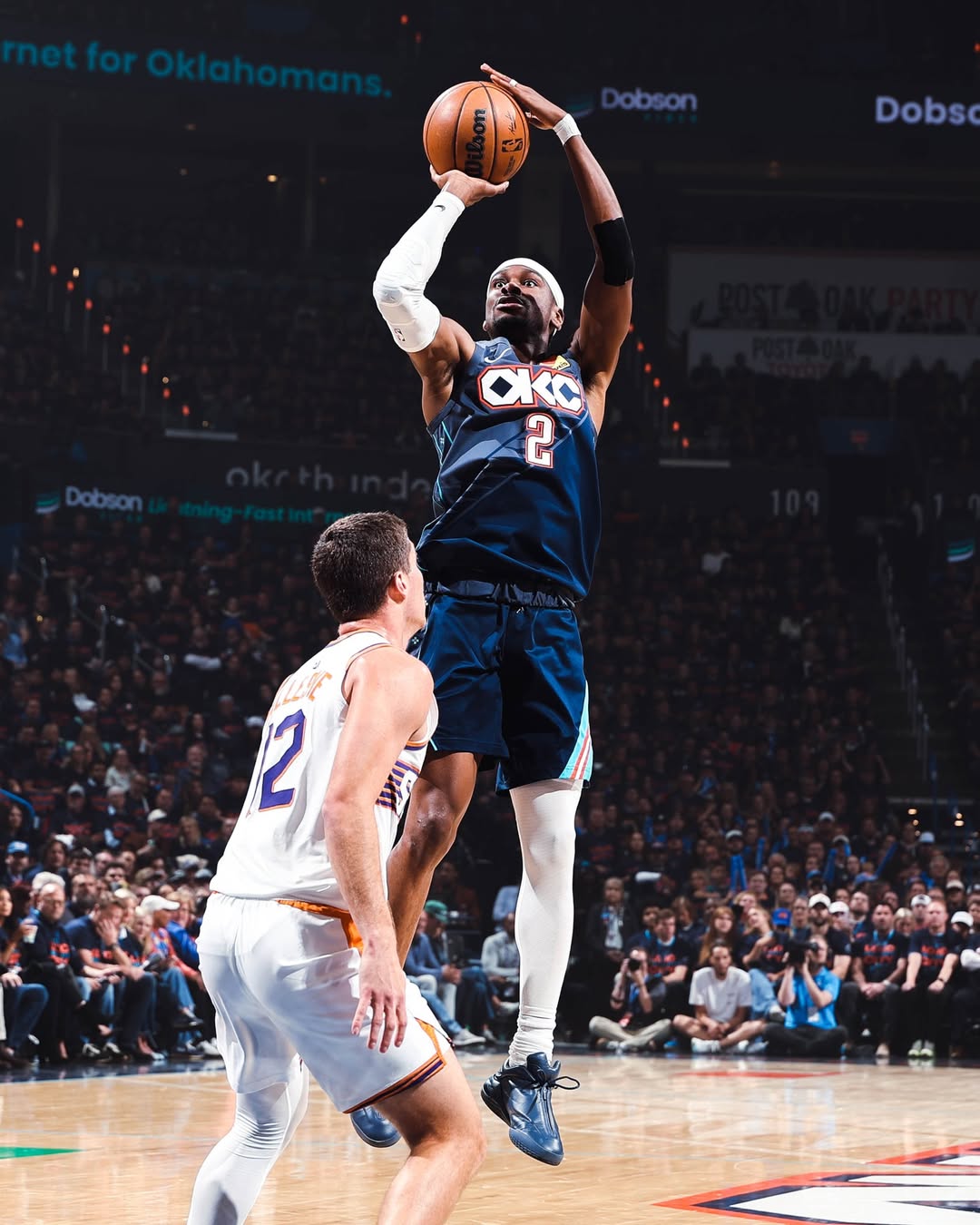 NBA 季后赛首轮G2，俄克拉荷马雷霆对阵菲尼克斯太阳。 半场雷霆65-57太阳，第三节中段雷霆杰伦威伤退，但雷霆单节仍轰出35-20领先至23分，末节雷霆最大领先26分，随后太阳狄龙掀起反扑追至10分，但没能继续追近比分，最终雷霆120-107太阳，大比分2-0领先。 首节一开始，双方就陷入缠斗。 太阳队的吉莱斯皮和狄龙连续冲击篮筐得手，雷霆则由吕冈茨·多特和切特·霍姆格伦用三分球回应。 亚历山大在第一节一次突破上篮不中后倒地，左手手指出现了令人揪心的90度反关节戳伤，他捂着手指表情痛苦。 经过简单处理，他选择带伤坚持比赛。 首节他打满12分钟，9投5中独得11分，帮助雷霆以30-29的微弱优势结束第一节。 进入第二节，以赛亚·乔为雷霆连中两记三分，将分差稍稍拉开。 太阳队的杰伦·格林凭借个人能力连续取分，一度将分差迫近到仅剩2分。 但雷霆的阵容深度开始显现，杰伦·威廉姆斯在本节攻击篮筐和外线投射无所不能，单节轰下13分。 亚历山大也在一次面对狄龙命中中距离跳投后，做出了竖中指的回应对手。 半场结束时，雷霆以65-57领先太阳8分。 亚历山大带伤拿下17分，杰伦·威廉姆斯效率极高，8投7中得到19分。 真正的比赛转折点发生在第三节。 亚历山大中距离投篮依旧无解，霍姆格伦则在内线翻江倒海，他里突外投连得8分，还送出了关键的封盖。 雷霆打出一波进攻高潮，一度将领先优势扩大到23分。 然而，本节中段意外发生，雷霆的另一位核心杰伦·威廉姆斯在无对抗情况下感觉不适，他捂着左腿筋部位，随后主动犯规下场，直接返回了更衣室接受检查。 这是他本赛季第三次遭遇腿筋伤势，此前右腿筋的伤病曾让他缺席了大量常规赛。 尽管折损大将，雷霆的攻势并未停止，亚历山大外线发炮，卡森·华莱士和米切尔的突破也持续奏效。 三节战罢，雷霆以100-77领先，单节净胜太阳15分。 巨大的分差让第四节初段看起来像是垃圾时间。 雷霆替补中锋以赛亚·哈尔滕施泰因在篮下连续得分，帮助球队在比赛还剩9分多钟时将分差拉大到26分。 就在所有人以为比赛将平淡收场时，狄龙·布鲁克斯站了出来。 他连续命中三分球，个人独得9分，吹响了太阳反扑的号角。 德文·布克也终于找到一些手感，中距离命中，罗伊斯·奥尼尔再中三分，太阳打出一波23-10的攻击波，在比赛还剩不到4分钟时将分差缩小到仅剩10分。 关键时刻，亚历山大先是助攻以赛亚·米切尔命中底角三分，随后吕冈茨·多特也命中一记关键远投，重新将分差拉开到15分以上。 最后时刻，亚历山大制造了狄龙的第六次个人犯规，后者犯满离场。 太阳的反扑火焰被彻底浇灭，雷霆最终以120-107守住胜利。 双方比分及数据： 单节比分：30-29、35-28、35-20、20-30（雷霆在前）。 雷霆（2-0）：亚历山大37分5板9助2断、霍姆格伦19分8板4帽、杰伦·威廉姆斯19分1板4助、米切尔14分5板5助2断、哈尔滕施泰因9分10板2助、多特9分1板、卡鲁索7分2板1助3断、乔6分1板、华莱士6板2助2断、杰林·威廉姆斯1板1助。 太阳（0-2）：狄龙30分5板1助、布克22分7板4助、格林21分5板3助2断、奥尼尔16分9板4助2断、伊戈达罗7分8板5助、吉莱斯皮7分6板6助2断、马卢阿奇4分3板、邓恩1板。 双方首发： 雷霆：亚历山大，霍姆格伦，杰伦-威廉姆斯，多尔特，哈尔滕施泰因； 太阳：狄龙-布鲁克斯，德文-布克，杰伦-格林，吉莱斯皮，伊戈达罗。