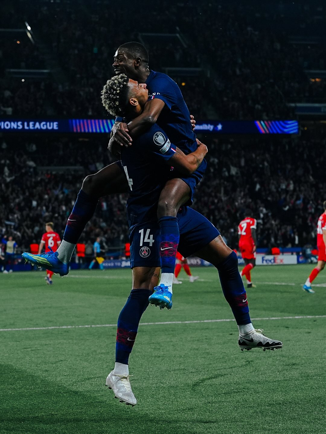 Paris Saint-Germain Football Club, 拜仁, 巴黎, 缔造进球纪录,前锋,凯恩, 欧冠半决赛 巴黎圣日耳曼,拜仁慕尼黑