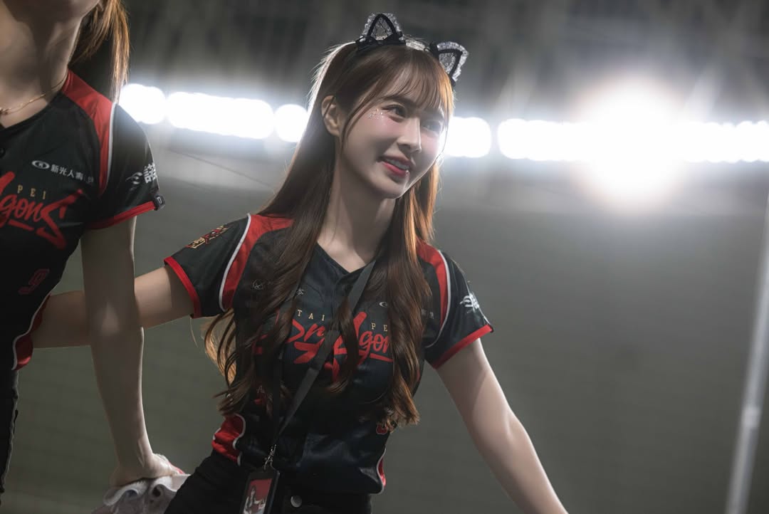 味全龙拉拉队, 魔女狂欢, 粉丝暴动, 拉拉队,小龙女, 魔女的盛宴